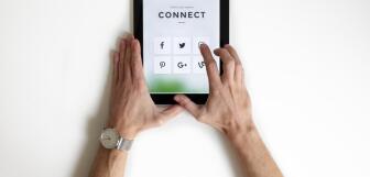 photo 1504270997636 07ddfbd48945